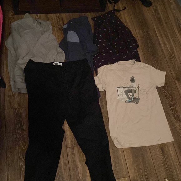 Selling a variety of brands. -Abercrombie, - Hollister, - Champion , - Old Navy, - Picture 5 of 12